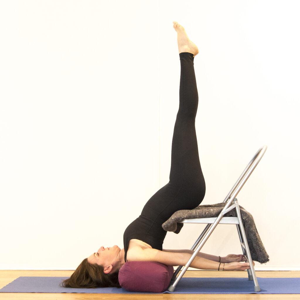 maria boudon réalise une chandelle avec l'aide d'une chaise dans le respect de la posture
