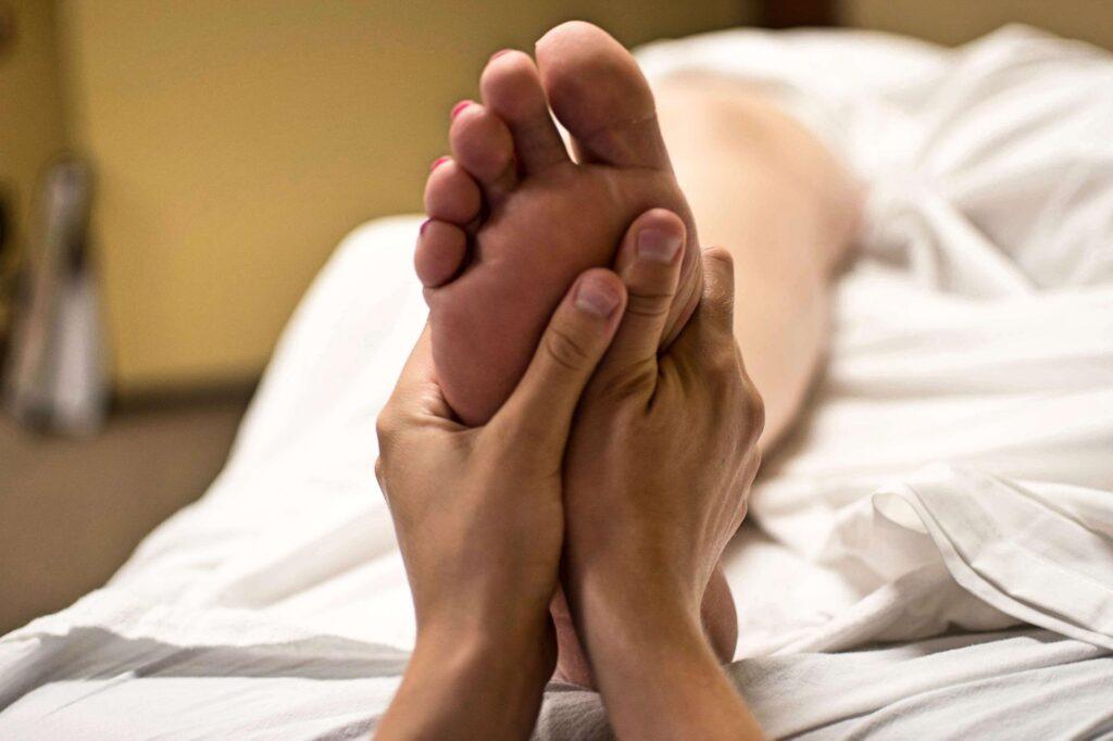 foot-massage des mains massent un pied