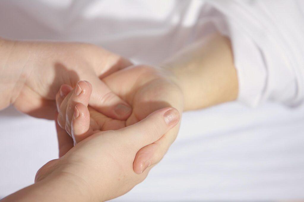 hand-massage les mains d'un thérapeute massent une main